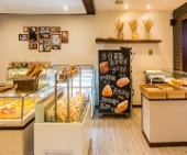 蛋糕店招.全能師傅工資5000--8500，面包師傅工資4000--5500